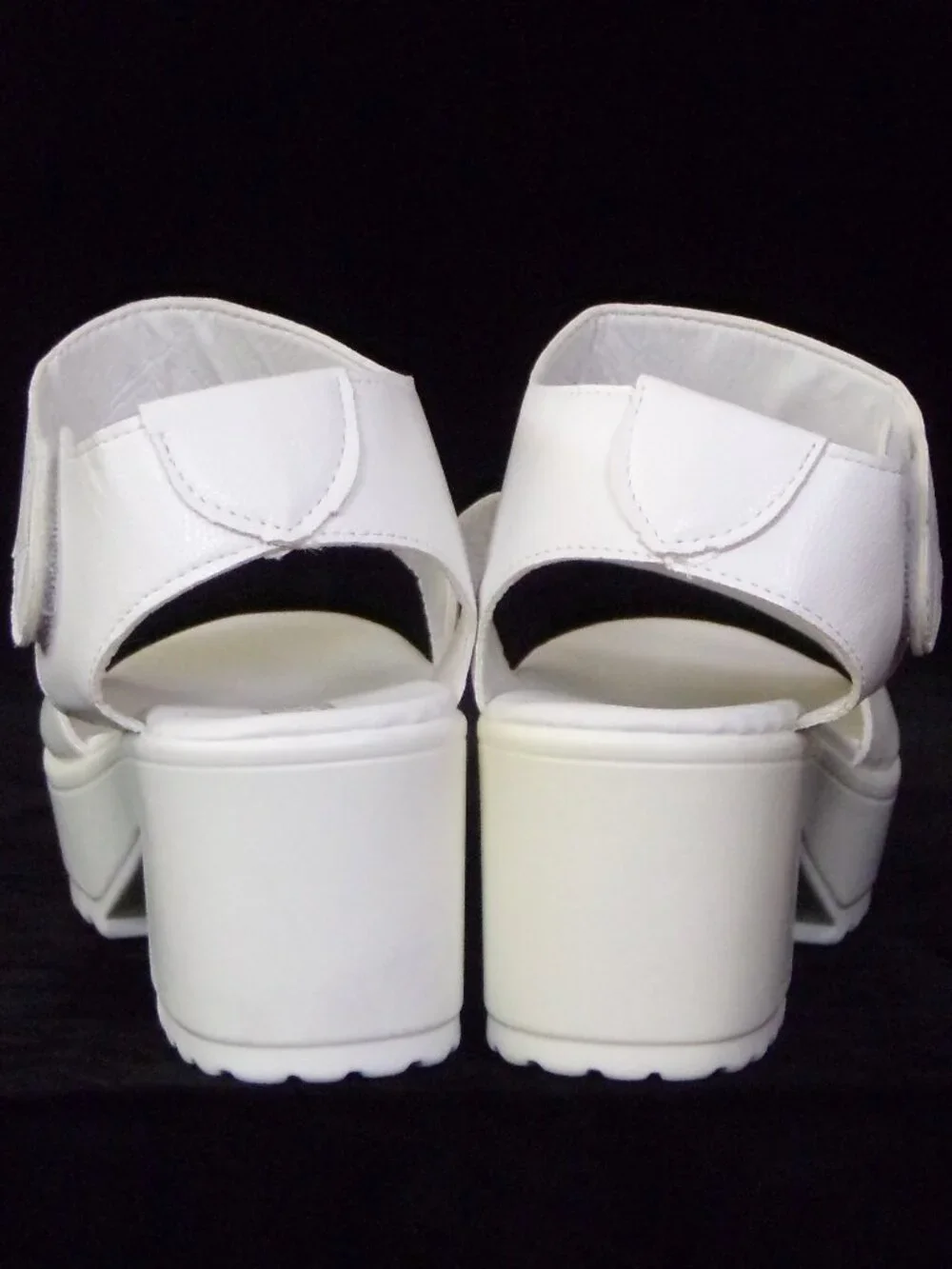 XIN HAO size 9.5 (?) white mid-heel 2-strap platform sandals all synth. mat.
